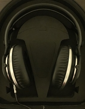 AKG 812