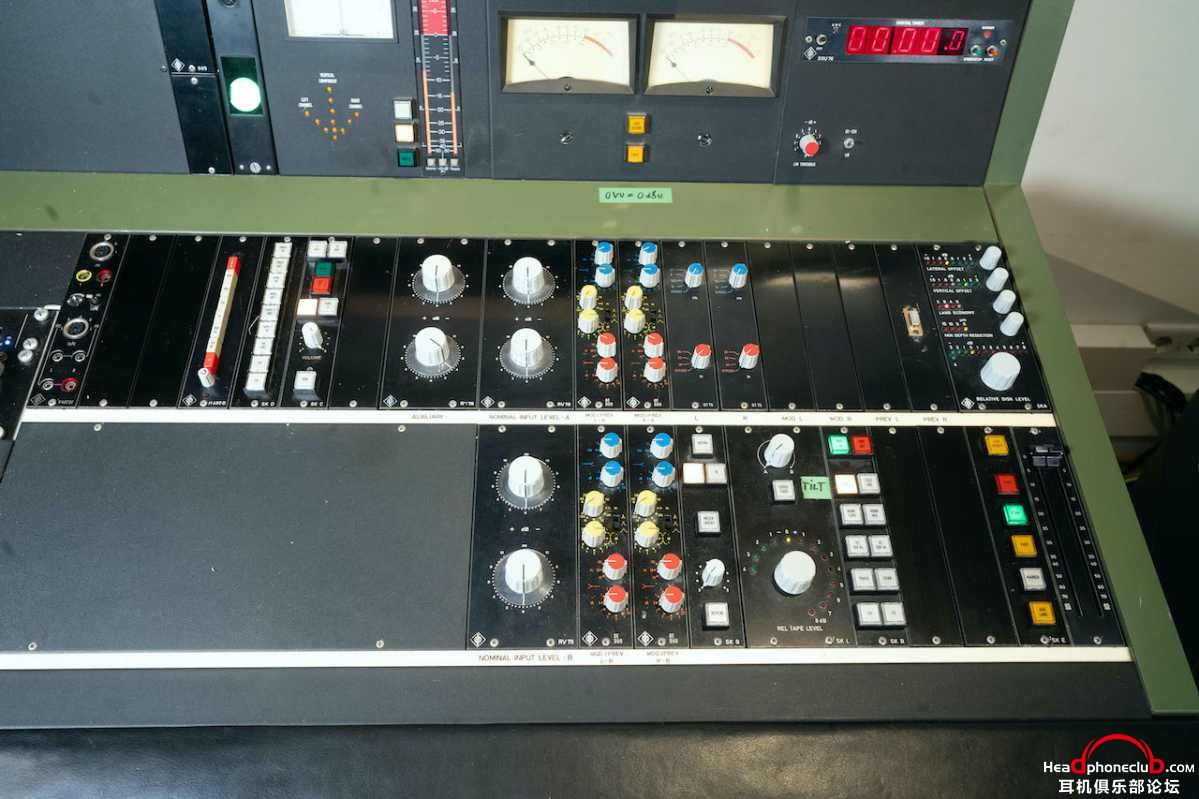 mixing-desk-1688071588.jpg