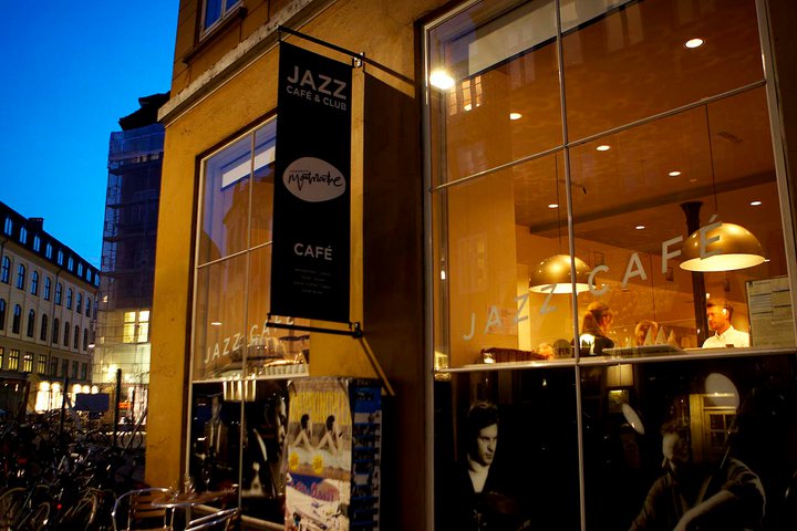 cafe montmartre.jpg